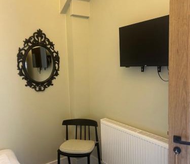 Barrow Gurney Hotel | The George & Dragon Tearoom Accommodation Felton