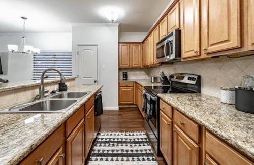 North by Northwest House | The Getaway -N. Lubbock - 4 Bedroom