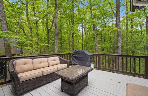 Massanutten Ski Chalet | The Gingerbread House: 4 BR chalet, w/Sunroom/Deck, sleeps 12, modern amenities