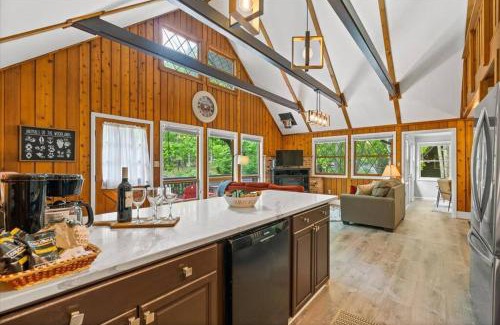 Massanutten Ski Chalet | The Gingerbread House: 4 BR chalet, w/Sunroom/Deck, sleeps 12, modern amenities