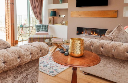 Mellor Cottage | THE GLASS HOUSE, pet friendly, with a garden in Mellor, Lancashire