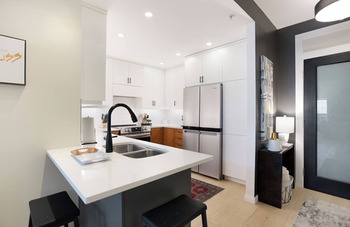 Beltline Apartment | THE GLASSHOUSE 21’ Loft, 2-Patios, King, AC, Firetable, Parking, Stampede + BBQ