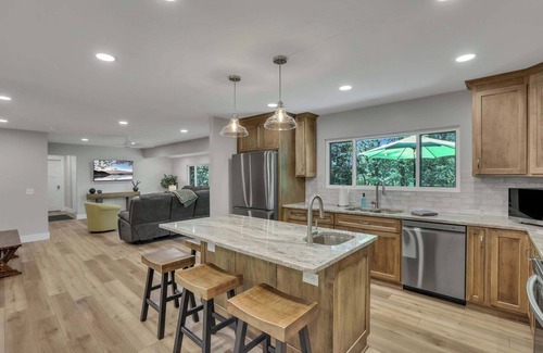 Newark House | The Golden Retreat | Dual Master Suites