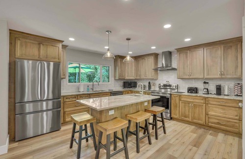 Newark House | The Golden Retreat | Dual Master Suites