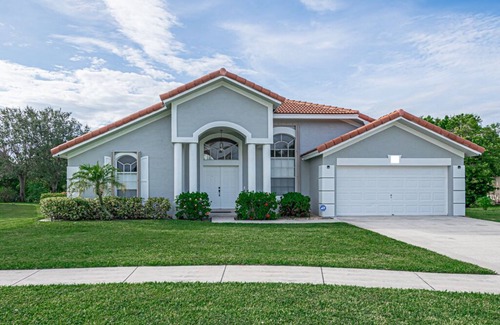 Royal Palm Beach House | The Gordon Camelot|4bedrooms | 3 bathrooms| Pool House