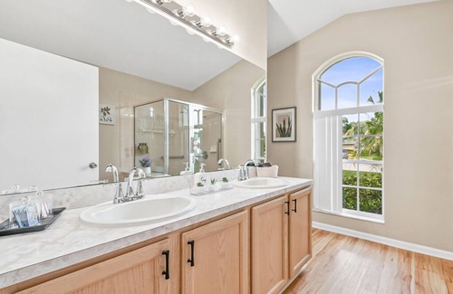 Royal Palm Beach House | The Gordon Camelot|4bedrooms | 3 bathrooms| Pool House
