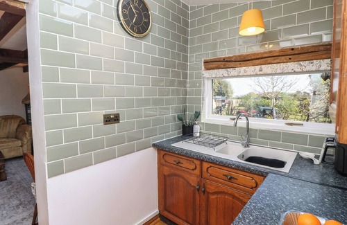 Freshwater Cottage | THE GRANARY, romantic, with hot tub in Freshwater
