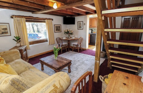 Freshwater Cottage | THE GRANARY, romantic, with hot tub in Freshwater