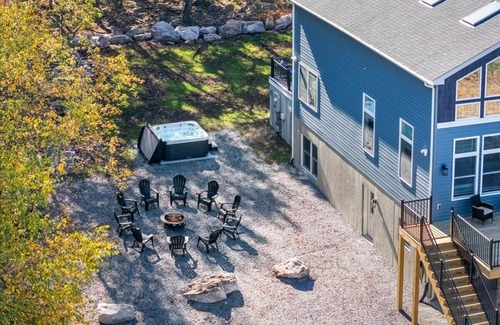 Lake Harmony Estates Villa | The Grand Splash Retreat-New 10BR Villa, Elevator, Kids Playhouse,Volleyball Crt