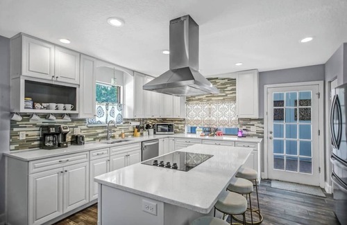 Orange Park Bed & Breakfast | The Great Escape Pool Home-Private Resort, 5bedrooms upto 12 sleep