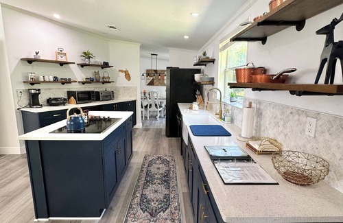 Geneva House | The Greenhouse: Tranquil 3-Bedroom Retreat with Garden, Chickens & Hot Tub