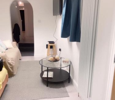 Glyndon House | The Grove 7 Bedroom, 7 Showers, 8 Beds, 8 toilets Beautiful House