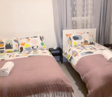 Glyndon House | The Grove 7 Bedroom, 7 Showers, 8 Beds, 8 toilets Beautiful House