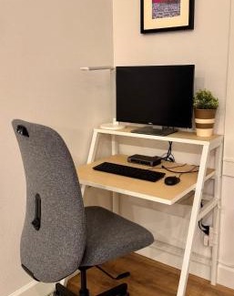 Oak Hills House | The Grove - A Family Friendly Modern Studio in Portland-Beaverton-Hillsboro