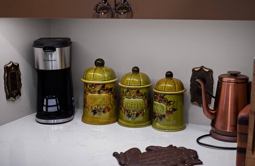 Orchard District Apartment | The Grove at Midtown Manor - King Beds & Hot Tub!