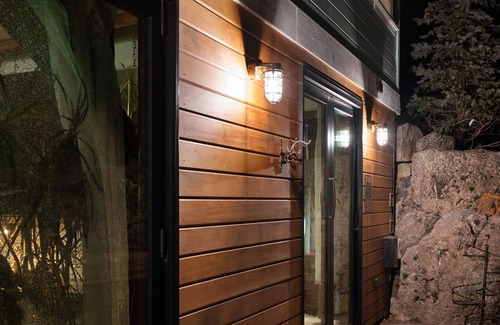 Orchard District Apartment | The Grove at Midtown Manor - King Beds & Hot Tub!