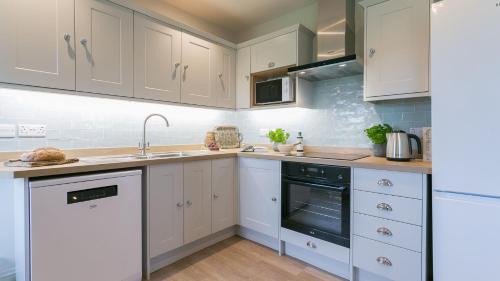 Caergeiliog House | The Gun Room