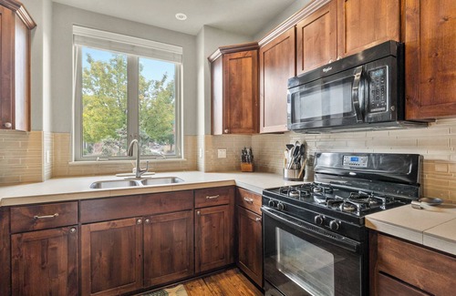 Southeast Bend House | The Haley House | Hot Tub Fenced Yard Pets OK!