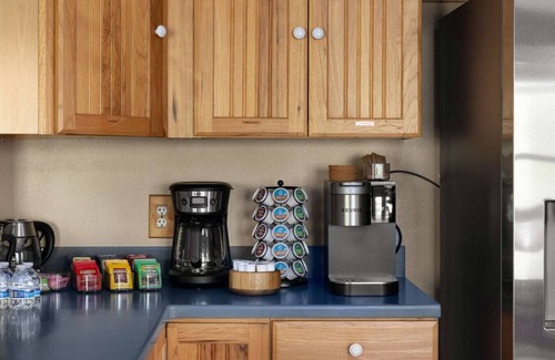 Strasburg Cabin | The Haven at Turkey Run 13-Acre Creekside Retreat w/Hot Tub, Fire Pit, Games