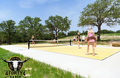 Alvord Cabin | The Hawk’s Nest |Peaceful Tiny Cabin w/Pickleball