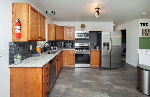 Des Moines House | "The Hay Loft" - Hot Tub - Game Room - Fire Pit - Office - Family FUN