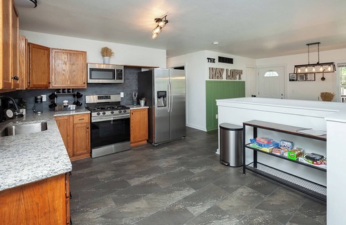 Des Moines House | "The Hay Loft" - Hot Tub - Game Room - Fire Pit - Office - Family FUN