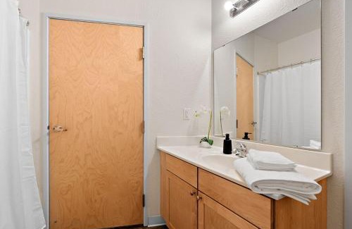 Downtown Minneapolis House | The Hazel Free parking, Gym, Fast WIFI, Central