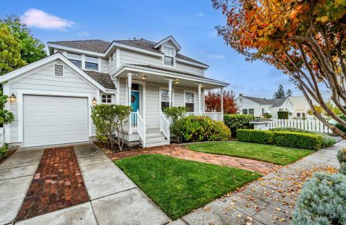Sonoma House | The Heart of Sonoma Plaza, Stylish 1877 Victorian