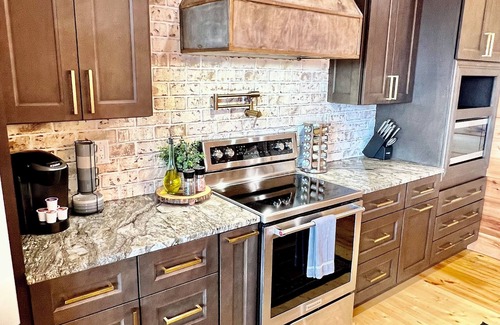 Kodak Cabin | The Heavenly View Hot tub Sauna MNT view WC accessible