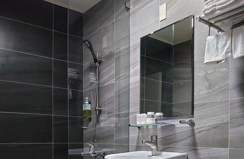 Wuqi District Hotel | The Hermit Inn