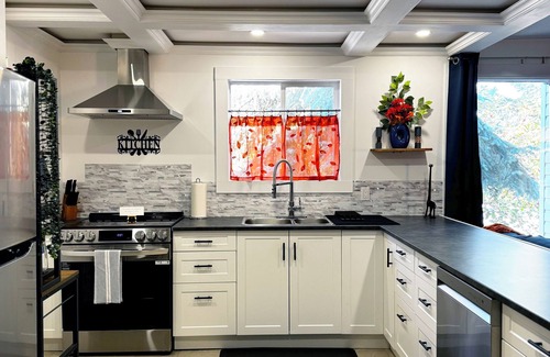 Hinton House | The Hidden Gem - Large Patio, Fire Pit & Outdoor Seating + King & Queen Beds