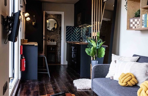 Exeter Cabin | The Hide: Countryside Retreat with Hot Tub & Sauna