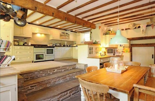 Llanfihangel Tal-y-llyn House | The Hillis Farmhouse - 6 Bed - Sleeps 11 - Pets