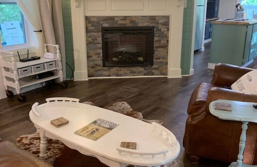 Shirley House | The Hilltop Hideaway, Extended Stays Welcome!
