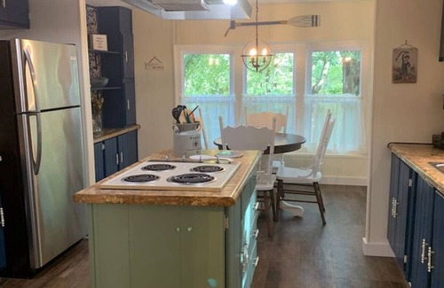 Shirley House | The Hilltop Hideaway, Extended Stays Welcome!