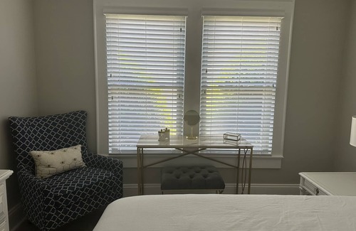 Statesville House | The Hive: Walking Distance to Downtown Statesville. Private parking - 4 cars 🚘