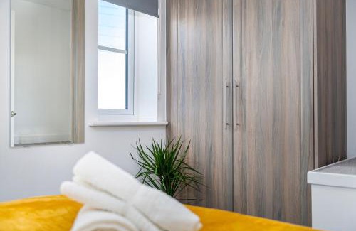 Lincoln House | The Holt-Ideal for Contractors- Heartwarming 2 Bedrooms Apartment-Parking