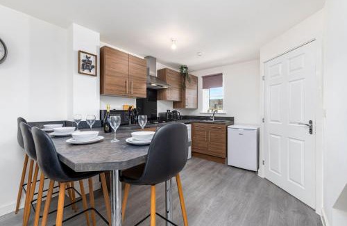 Lincoln House | The Holt-Ideal for Contractors- Heartwarming 2 Bedrooms Apartment-Parking