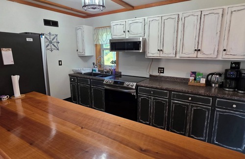 Lairdsville House | "The Homely House": Beautiful Mountain Views 2-Bdrm House with 77" TV, WiFi, AC