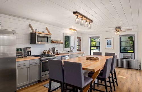 Johnson House | The Homestead - Walk to village, bring the pup!