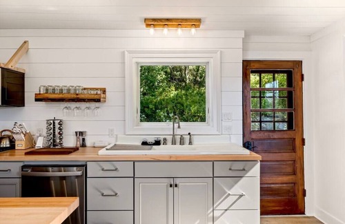 Johnson House | The Homestead - Walk to village, bring the pup!