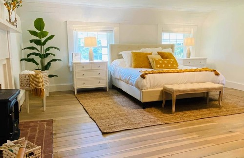 Fayetteville Bed & Breakfast | The Honey Room, 1840's Farmhouse Near Jack Daniels