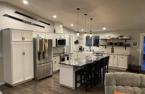 Deschutes River Woods House | The Hopi Getaway - 6 BD/3 BTH - LARGE HOT TUB - GAME ROOM - PETS WELCOME - 1 AC