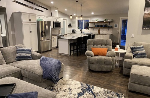 Deschutes River Woods House | The Hopi Getaway - 6 BD/3 BTH - LARGE HOT TUB - GAME ROOM - PETS WELCOME - 1 AC