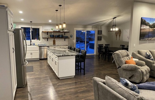 Deschutes River Woods House | The Hopi Getaway - 6 BD/3 BTH - LARGE HOT TUB - GAME ROOM - PETS WELCOME - 1 AC