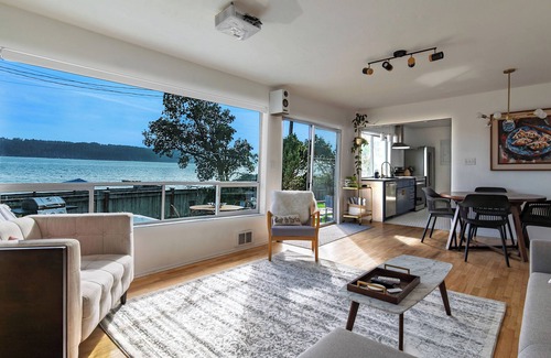 West Hills House | The Horizon on Hood Canal – Dog-Friendly with Private Beach, Hot Tub & Firepit