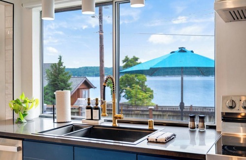 West Hills House | The Horizon on Hood Canal – Dog-Friendly with Private Beach, Hot Tub & Firepit