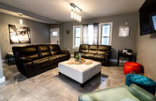 Niagara Falls House | The Horseshoe Villa 6br 2 Bath near the falls