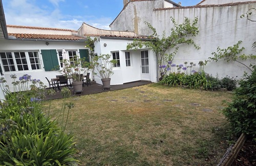 Ars-en-Re House | The house at the end of the cul-de-sac