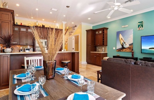 Old Town House | *THE IBIS & THE CRANE @ OLD TOWN* Compound Near Duval + LAST KEY SERVICES.